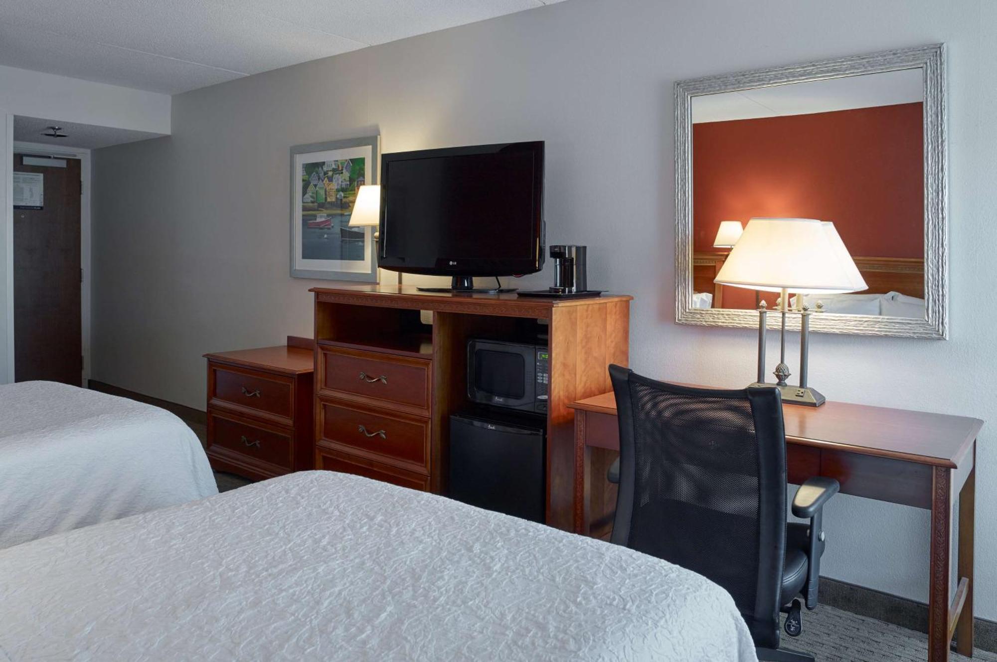 Hampton Inn Portland-Airport South Portland Exterior photo