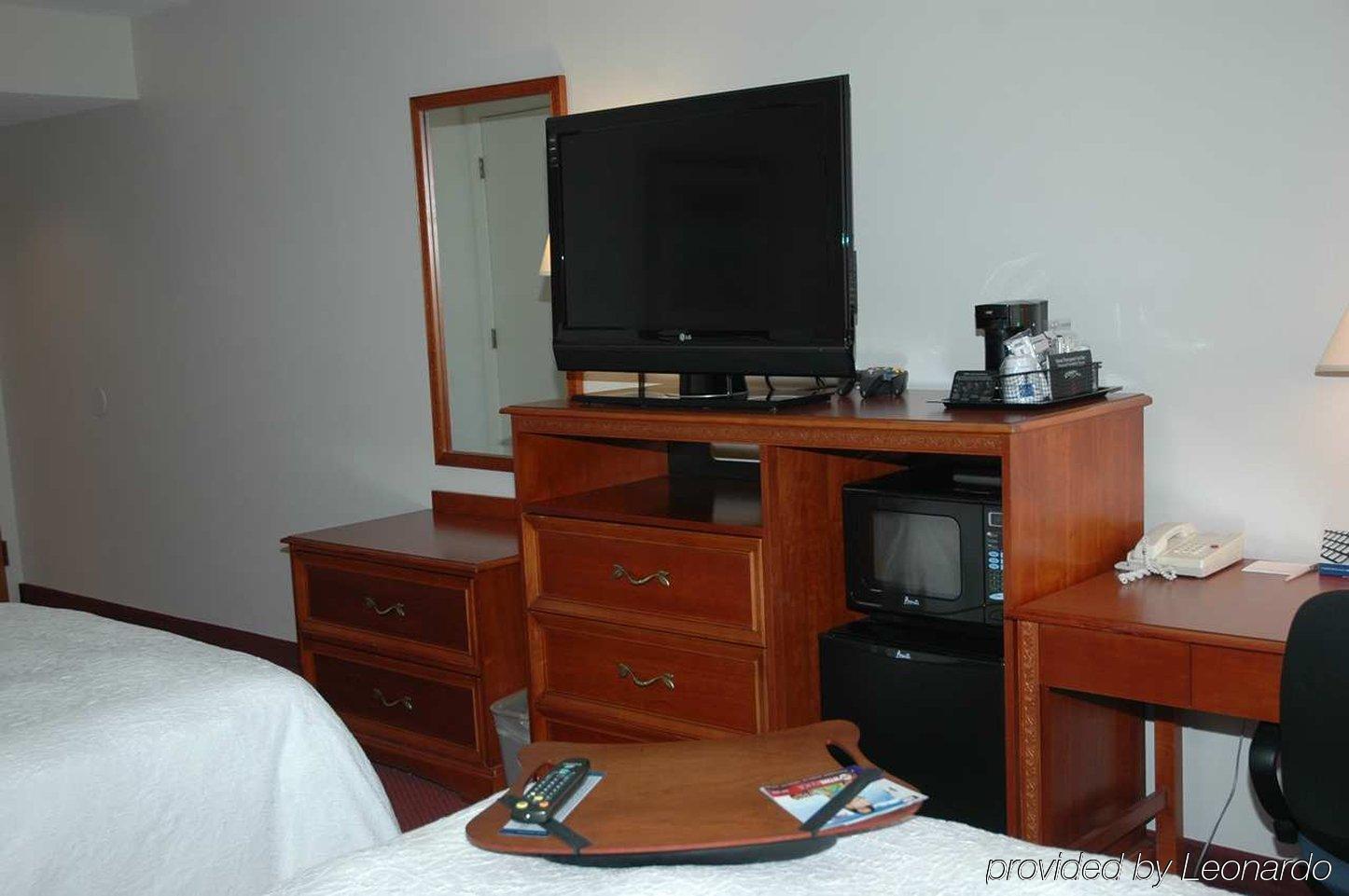 Hampton Inn Portland-Airport South Portland Room photo