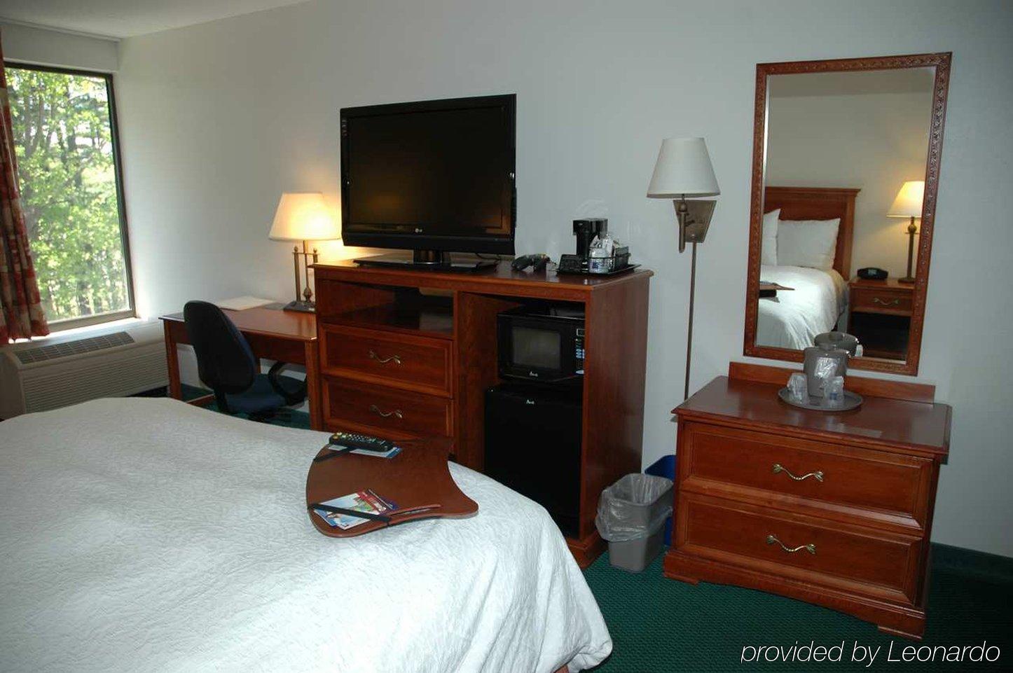 Hampton Inn Portland-Airport South Portland Room photo